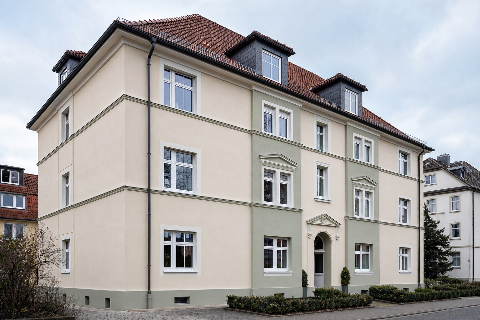Frisch renovierte Fassade eines gepflegten Mehrfamilienhauses